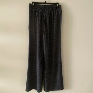 Pants with lateral pokets, no zipper with sticker